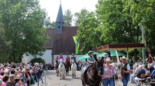 Der traditionelle Pferderitt mit Prozession zur St. Wolfgangskapelle in Distelhausen erfolgt am Pfingstmontag.