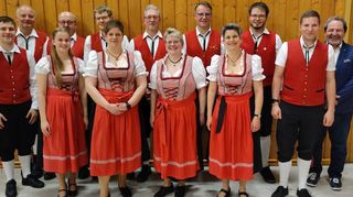 Strahlend: Die verabschiedeten Vorstandsmitglieder zusammen mit dem neuen Vorstandsteam.