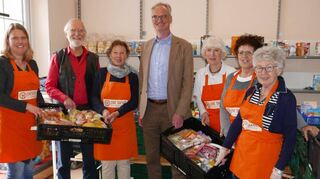 Spende: Das Bild zeigt (von links) Katrin Beuschlein (Leitung Tafelarbeit-Diakonisches Werk), Dietrich Grebbin und Veronika Kluge (Förderverein Tafel), Ralf Blumenstock (Rotary Club), Annemarie Scheckenbach, Bärbel Marczinski und Monika Wokal (Tafel Bad Mergentheim).