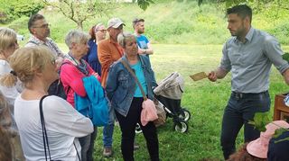 Vom spannenden Leben der Bienen erzählte Bürgermeister und Hobby-Imker Nick Schuppert bei seiner Führung zum „Internationalen Tag der Biene“ im Weikersheimer Schlossgarten.