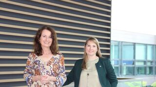 Wettbewerbsorganisatorin Iris Lange-Schmalz (links) und Dr. Anna-Katharina Wittenstein, Vorstand der Stiftung „Junge Kreative Köpfe“, lassen sich gern von den Ideen der Jungerfinder begeistern.