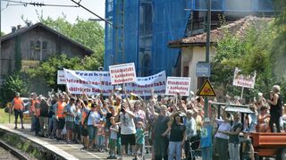 An der Demo zur Forderung des Stundentakts auf der Frankenbahn 2018 nahmen viele Menschen entlang der Bahnstrecke Osterburken-Lauda teil.