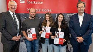 Preisübergabe (von links): Peter Schneider, Präsident des Sparkassenverbands Baden-Württemberg, Andreas Metzner, Lehrer der Kopernikus Realschule, Johanna Ehler und Xenia Schmitt vom Gewinnerteam „Xojo“ und Oliver Hans, damaliger Geschäftsführer der Wertpapierbörse Stuttgart.
