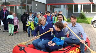 Groß und Klein in einem Boot: Die CDU-Bundestagsabgeordnete Nina Warken staunte über die vielfältigen Präsentationen der Vereine bei der ersten Jugend-Freizeitmesse im Main-Tauber-Kreis. Hinter ihr Weikersheims Bürgermeister Nick Schuppert und GMS-Schulleiter Peter Pflüger.