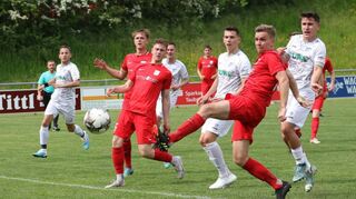 Die Rechnung ist eigentlich ganz einfach: Gewinnt der SV Wachbach (hier in den weißen Trikots), dann steigt er in die Landesliga auf. Die Umsetzung dieses „Vorhabens“ wird allerdings alles andere als leicht.