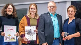 Verschiedene Plakat- und Spendenaktionen unternimmt der Tierschutzverein. Das Bild zeigt eine präsentierte Auswahl (von links) durch Jasmin Paul (zweite Vorsitzende), Conny Wrobel (Beisitzerin) und Heidrun Leiss-Schott (Vorsitzende) im Beisein von Jürgen Vossler, Bürgermeister-Stellvertreter der Stadt Weikersheim.
