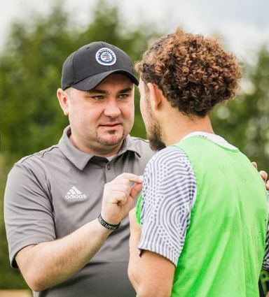 VfR-Trainer David Vorreiter (l.) ist stolz auf seine Mannschaft.
