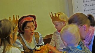 Spannende Erlebnisse für alle Generationen (hier bei der Kinderführung mit „Holzwurm Heinrich“) bieten Schloss und Schlossgarten Weikersheim bei zahlreichen Sonderführungen der Pfingstferienzeit.