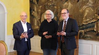 Michael Hörrmann, Geschäftsführer der DOM gGmbH (Deutschordensmuseums Bad Mergentheim gGmbH), Maike Trentin-Meyer, Konservatorin der Staatlichen Schlösser und Gärten Baden-Württemberg für die Region Hohenlohe, und Frank Krawczyk, Leiter des Bereichs Kommunikation und Marketing der Staatlichen Schlösser und Gärten Baden-Württemberg (von links) stellten die neue App vor.