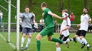 Der TuS Großrinderfeld (hier in Weiß) und der 1. FC Umpfertal sind zwei der drei „Kandidaten“, die am Ende auf dem Abstiegsrelegationsplatz landen können.