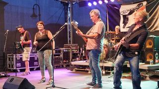 Die Besucher des Hardheimer Sommerfestes dürfen sich auch in diesem Jahr wieder über die Band „Crunchem“ freuen. Sie spielt am Samstagabend auf der Show-Bühne des Schlossplatzes.