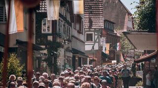 Rund 800 Gläubige pilgern jedes Jahr von Fulda nach Walldürn. Dort angekommen, ziehen sie durch die Innenstraße in Richtung Basilika.