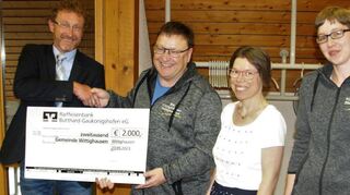 Vertreter der Laienspielgruppe „Dielegnatzer“ übergaben einen symbolischen Scheck über 2000 Euro an Bürgermeister Marcus Wessels.