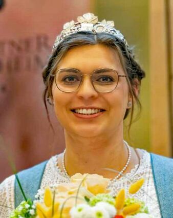 Weinkönigin Karina Eckard eröffnet das Weinfest.