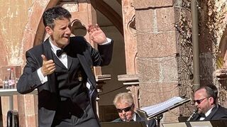 Voll in seinem Element: Prof. Stefan R. Halder, Chefdirigent des Landespolizei-orchesters Baden-Württemberg, nahm seine Musiker und das Publikum mit.