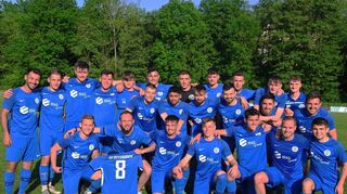 So sehen Meister aus: Durch den 5:0-Erfolg gegen die SpG Rippberg/Wettersdorf-Glashofen sichert sich der SV Osterburken den Kreisliga-Titel. Nach dem Pokalsieg und der Meisterschaft der zweiten Mannschaft ist das die dritte Trophäe für den Verein in dieser Saison.