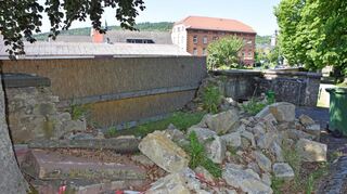 So sieht die Mauer im Alten Friedhof aus. Der Blick geht raus auf die Würzburger Straße, Richtung altes Zollamt.