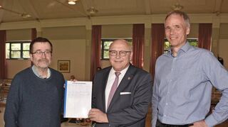 Thomas Tuschhoff (links) von den Grünen und Holmer Steinriede (rechts) übergaben die Unterschriftenlisten an Oberbürgermeister Udo Glatthaar.