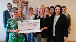 Eine Spende in Höhe von 500 Euro überreichte die Vorsitzender der Frauengemeinschaft Höpfingen, Bärbel Schell (links) an Christine Lehner und Cindy Hüksen vom Odenwald-Hospiz. Für 25-jährige Mitgliedschaft wurde Daniela Berberich ausgezeichnet.