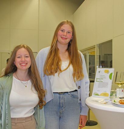Gratulation an Lena Rank und Hanna Mehring: Ihre App fürs Mindesthaltbarkeitsdatum haben die beiden Weikersheimer Gymnasiastinnen mit Unterstützung der „m2m systems GmbH“ bis zur Marktreife entwickelt.