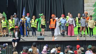Die Grundschule Röttingen führte in Kooperation mit dem Jungen Theater der Frankenfestspiele Röttingen das Stück „Räuber Hotzenplotz“ von Otfried Preußler auf.