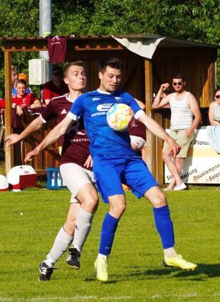 Reicholzheim (in Blau) bestreitet die Relegation gen Landesliga.