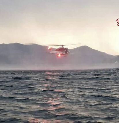 Ein Hubschrauber bei der Suche nach Vermissten.