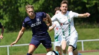 Der VfB Bad Mergentheim (blaue Trikots) entscheidet ein umkämpften Spiel letztlich für sich.