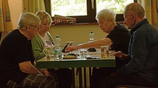 Volle Konzentration und lustiges Plaudern wechseln sich beim Spielenachmittag im Haus der Begegnung ab.