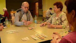 Die Kanaster-Runde mit (von links) Edith und Rudi Klein, Irmgard Rückert und Hannelore Gistel hat sich das Spiel selbst beigebracht. Das beim Spielenachmittag beliebte „Rummy Cub“ war ihnen nicht fordernd genug.