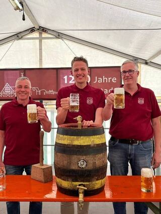 O’zapft is! Ortsvorsteher Peter Loschek, Bürgermeister Benjamin Czernin und Marco Dörzbacher.