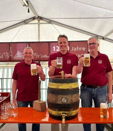 O’zapft is! Ortsvorsteher Peter Loschek, Bürgermeister Benjamin Czernin und Marco Dörzbacher.