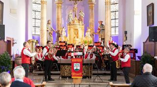 Die Musiker vor dem Hochaltar.
