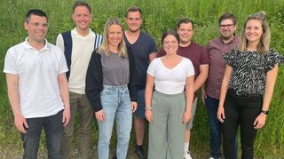 Ortsvorsteher Bernhard Offner und Bürgermeister Benjamin Czernin freuen sich über das neue Team: Kassiererin Jennifer Lang, das Vorsitzendentriumvirat Leon Strenkert, Marie und Felix Dötter, der verabschiedete Max Adelmann und Protokollantin Linda Dünzl (von links).