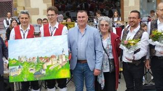 Bei einem gemeinsamen Konzert erhielt der Musikverein Uissigheim die Ehrenmedaille der Gemeinde überreicht. Das Bild zeigt (von links) Clemens Haag (Mit-Initiator der Partnerschaft), Marcel Cicircko (Vorsitzender „Lyre Bourbonnaise“), Wolfgang Eisenhauer (Mit-Initiator der Partnerschaft), Dr. Matthias Heinrich (Vorsitzender MV Uissigheim), Ludovic Chaput (Bürgermeister Bourbon), Andree Chaput (Ehefrau des ehemaligen (inzwischen verstorbenen) Bürgermeisters Robert Chaput, Thierry Robin, Didier Robin (beide Dirigenten der „Lyre Bourbonnaise“), Rudolf Knödl (Dirigent MV Uissigheim), Christian Narurel (2. Vorsitzender „Lyre Bourbonnaise“).