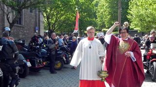 Nach dem Gottesdienst segnete der Stadtpfarrer die Motorräder.