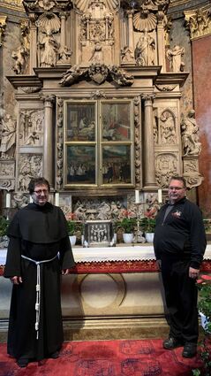 Pater Josef Bregula und Mesner Markus Weigand vor dem Blutaltar. Hier ist das „Wunder-Korporale“ aufbewahrt.