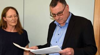 Manuela Ott überreichte eine Unterschriftenliste an Bürgermeister Uwe Hehn. In Frauental spricht sich demnach eine deutliche Mehrheit gegen das geplante Industriegebiet aus.