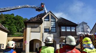 Die Freiwilligen Feuerwehren aus Boxberg, seinen Stadtteilen, dazu aus Tauberbischofsheim und Lauda-Königshofen kämpften gemeinsam gegen den Hausbrand am Mittwoch in Boxberg.