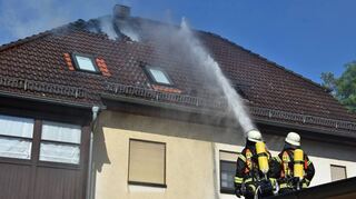 Die Feuerwehr versuchte mit Hilfe der Drehleiter und zudem einem gezielten Außen- und Innenangriff das Feuer schnell unter Kontrolle zu bekommen. Dies gelang auch.