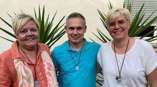 Das Bild zeigt Jürgen Schmitt zusammen mit Christine Kemmer (links) und Christine Glass, der Vorsitzenden und der stellvertretenden Vorsitzenden des Bad Mergentheimer Wallfahrtsvereins.