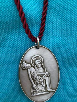 Diese Medaille erhalten alle Erst-Teilnehmer der Wallfahrt nach Walldürn beim Halt in Kupprichhausen.
