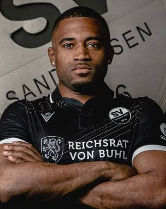 Der 22-jährige Angreifer Franck Evina bleibt dem SV Sandhausen auch in Liga drei treu.