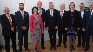 Bei der Vertreterversammlung der Volksbank Franken informierten Vorstand und Aufsichtsrat über die aktuelle Situation an den Finanzmärkten und der Volksbank Franken. Tobias Leiblein wurde 25-jährige Aufsichtsratstätigkeit geehrt.