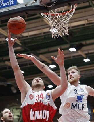 In der neuen Saison sind Felix Hoffmann (links) und Max Ugrai (rechts) wieder Teamkollegen. Gemeinsam mit Julius Böhmer haben die Würzburg Baskets dann drei „Eigengewächse“ im Kader.