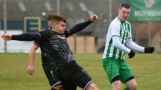 Der FC Umpfertal (hier in Schwarz) muss als Viertletzter der Landesliga Odenwald in die Relegation.