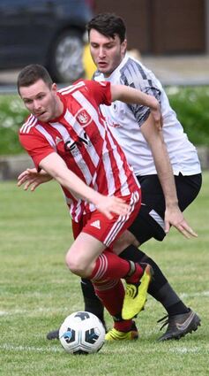 Der SV Seckach (rot-weiß gestreift) spielt gegen den TSV Billigheim.