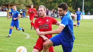 Der VfB Reicholzheim (blaue Trikots) wurde Kreisliga-Vizemeister im Kreis Tauberbischofsheim und spielt nun Relegation.