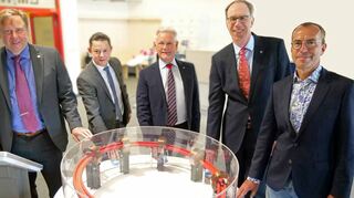 Die Wittenstein Stiftung stellt im Rahmen einer Kooperation mit der Universität Würzburg rund eine Million Euro zur Verfügung. Im Bild von links Prof. Dr. Matthias Bode (Vizepräsident der Uni Würzburg), Dr. Sascha von Berchem (Geschäftsführer der Wittenstein Stiftung), Dr. Manfred Wittenstein (Gründer und Kuratoriumsvorsitzender der Stiftung), Prof. Dr. Paul Pauli (Präsident der Uni Würzburg) und Prof. Dr. Thomas Trefzger (Leiter des mathematischen, informationstechnologischen und naturwissenschaftlichen Didaktikzentrums M!ND-Center der Uni Würzburg) vor dem Modell eines Teilchenbeschleunigers im M!ND-Center der Universität.