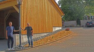 Bürgermeister Benjamin Czernin (links) und Ortsvorsteher Peter Loschek freuen sich über die gelungene Gestaltung der Ortsmitte.